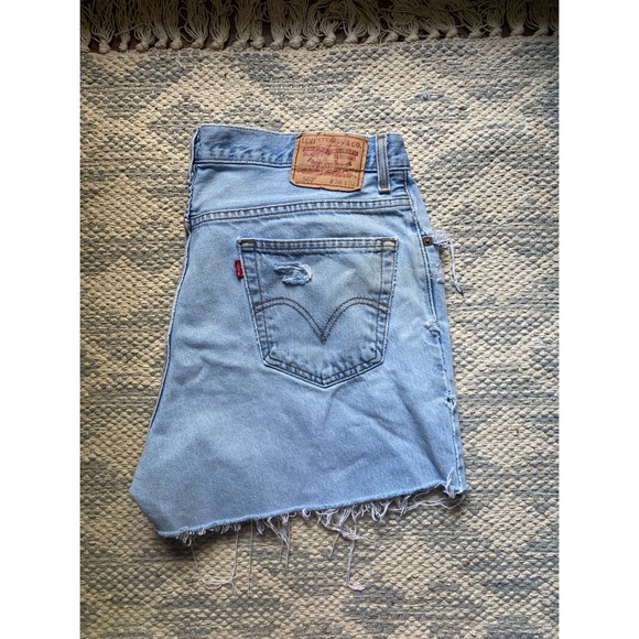 MAKE ME AND OFFER Levi’s Red Tag 560 Distressed Light Wash Denim Mom Jean Shorts - Picture 6 of 11